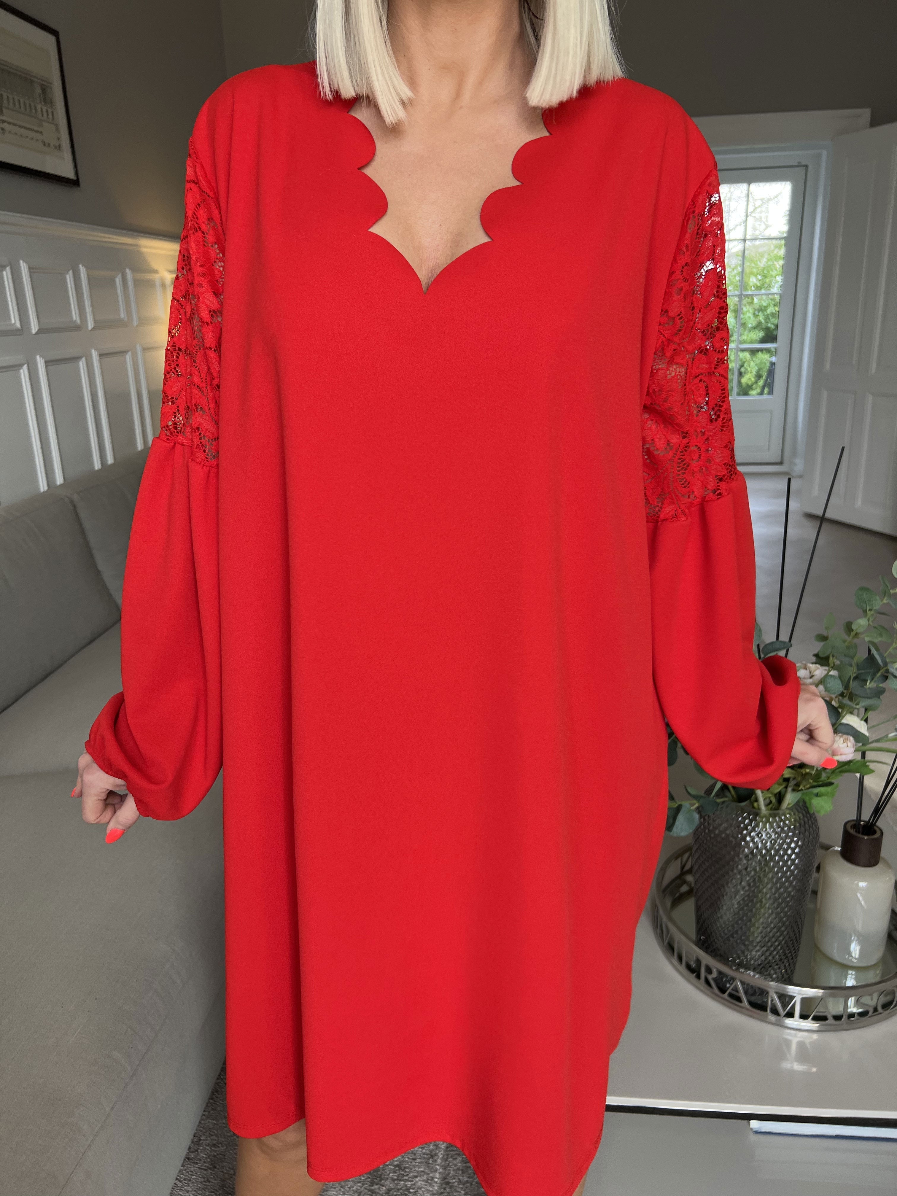 Carmen - Enkel klänning med vacker spets på ryggen och ärmarna